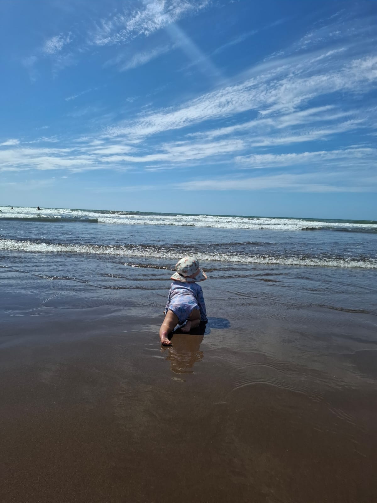 bebé gateando hacia el mar